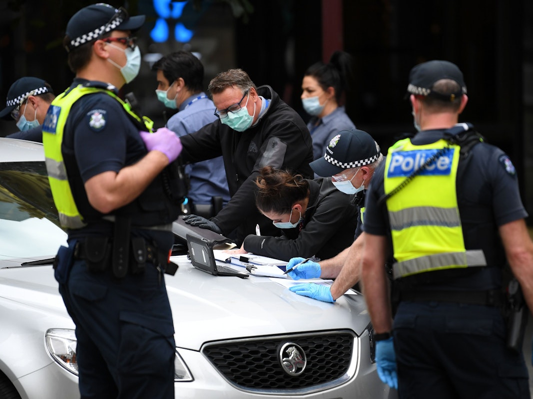 Die Polizei in Adelaide sucht nach einem Autodieb. Das undatierte Symbolfoto zeigt Polizisten des Bundesstaates Victoria und steht nicht in direktem Zusammenhang mit dem Autodiebstahl.