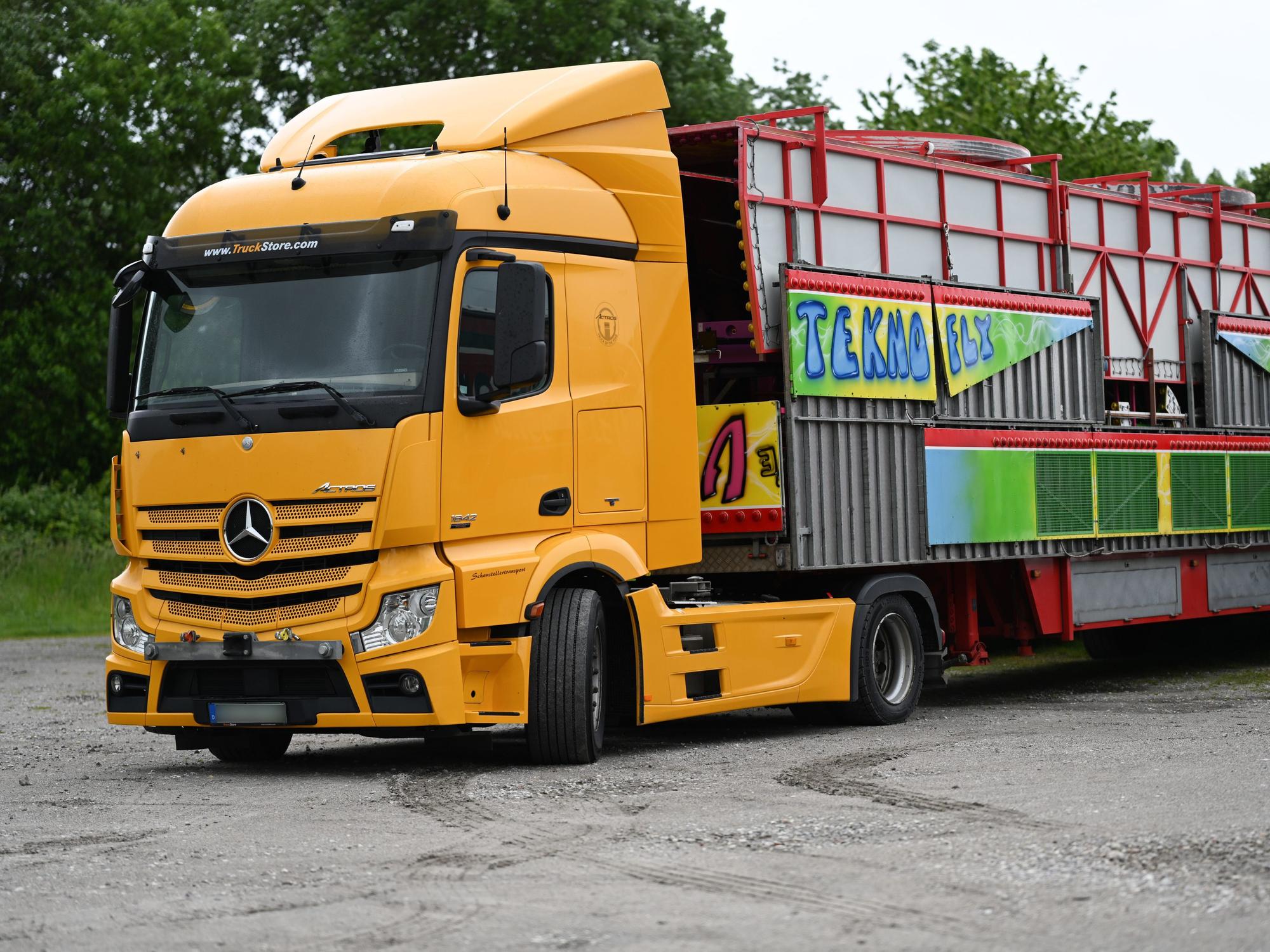Das Fahrgeschäft auf dem Emder Matjesfest wurde über Nacht abgebaut und gegenüber vom Schützenplatz in Emden abgestellt.
