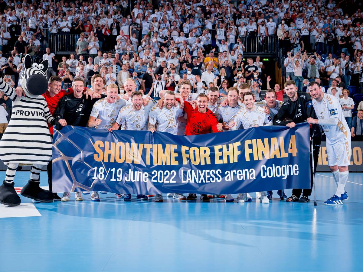 Die Kieler Spieler feiern nach dem Sieg und bejubeln den Einzug in das Final 4.