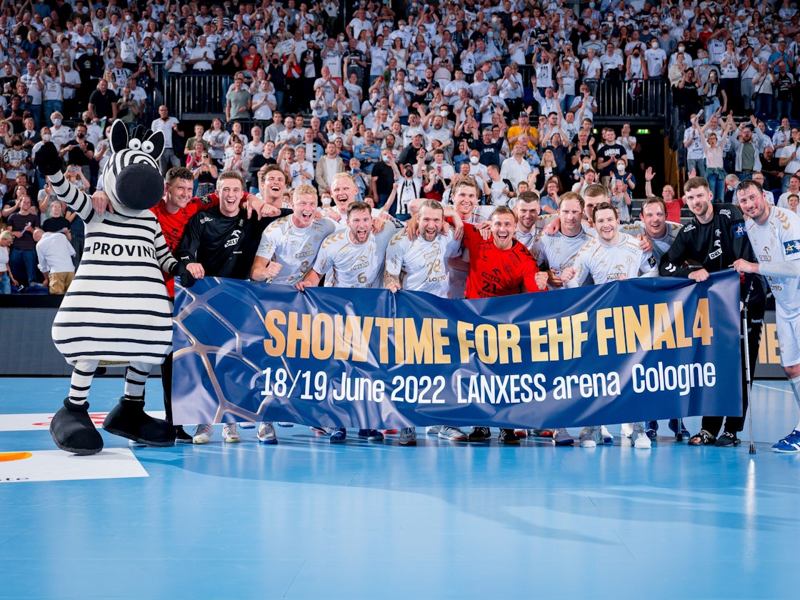 Die Kieler Spieler feiern nach dem Sieg und bejubeln den Einzug in das Final 4.