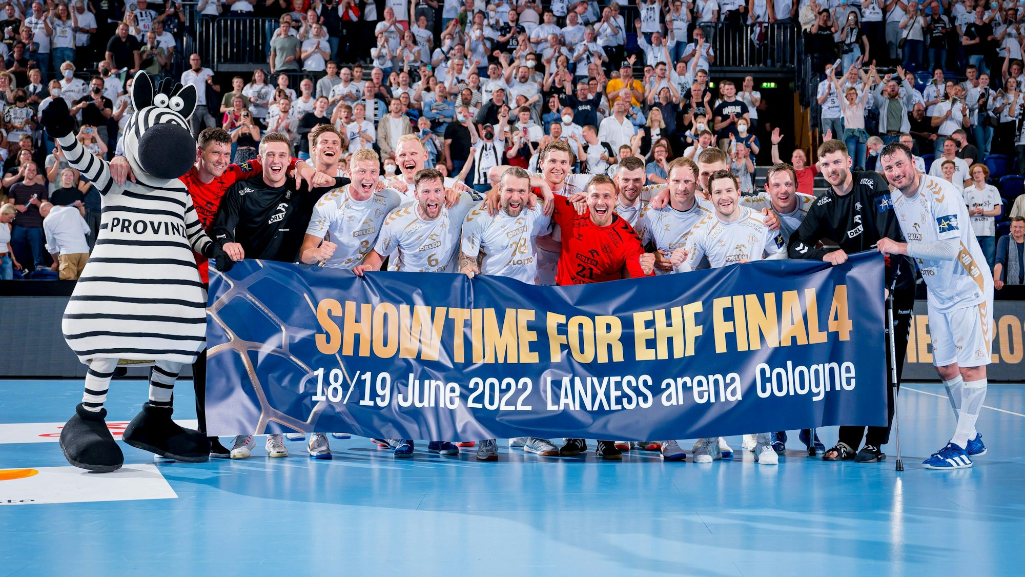 Die Kieler Spieler feiern nach dem Sieg und bejubeln den Einzug in das Final 4.