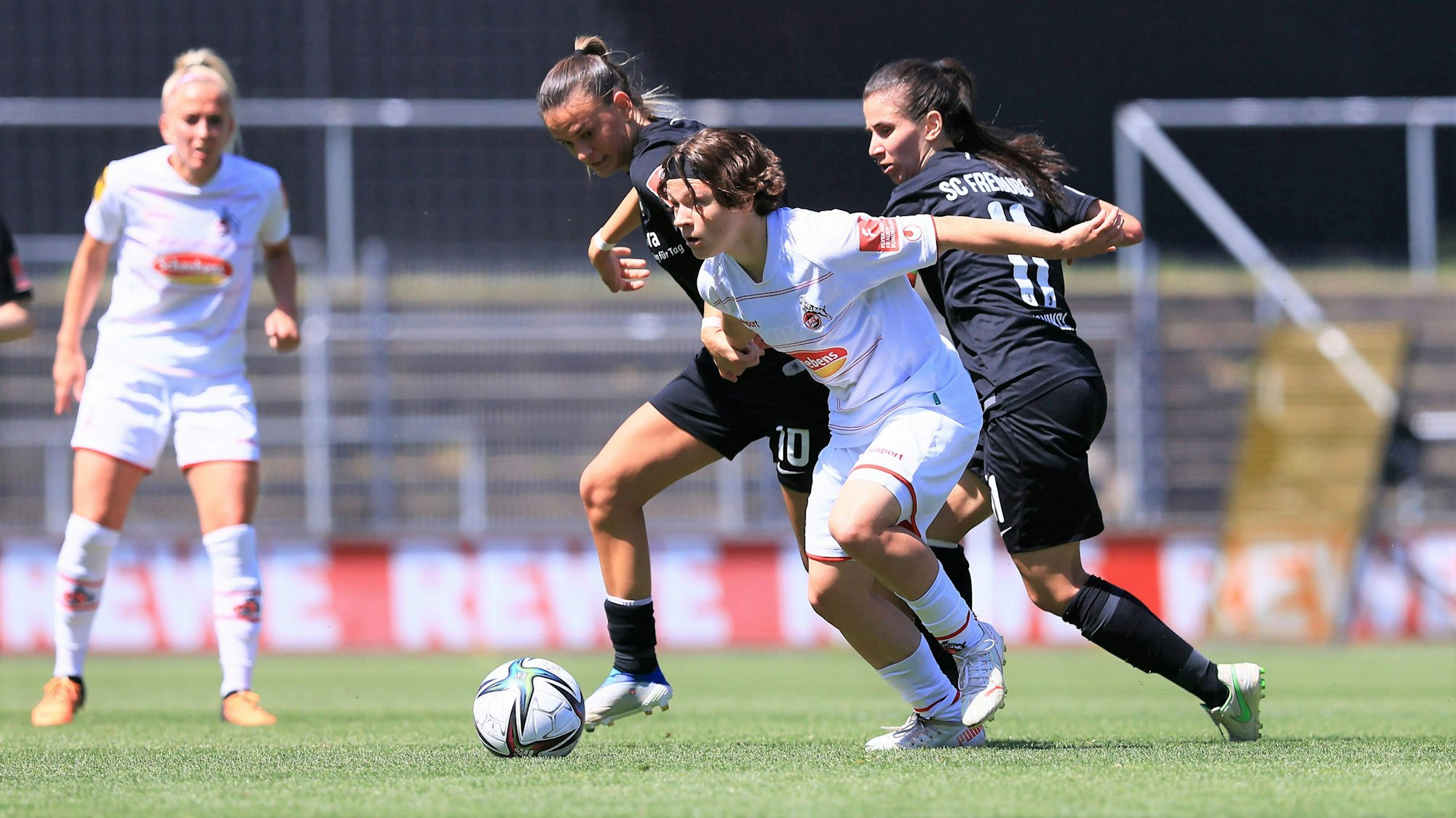 Eigengewächs Ally Gudorf im Spiel der Frauen Bundesliga gegen den SC Freiburg für den 1. FC Köln am Ball