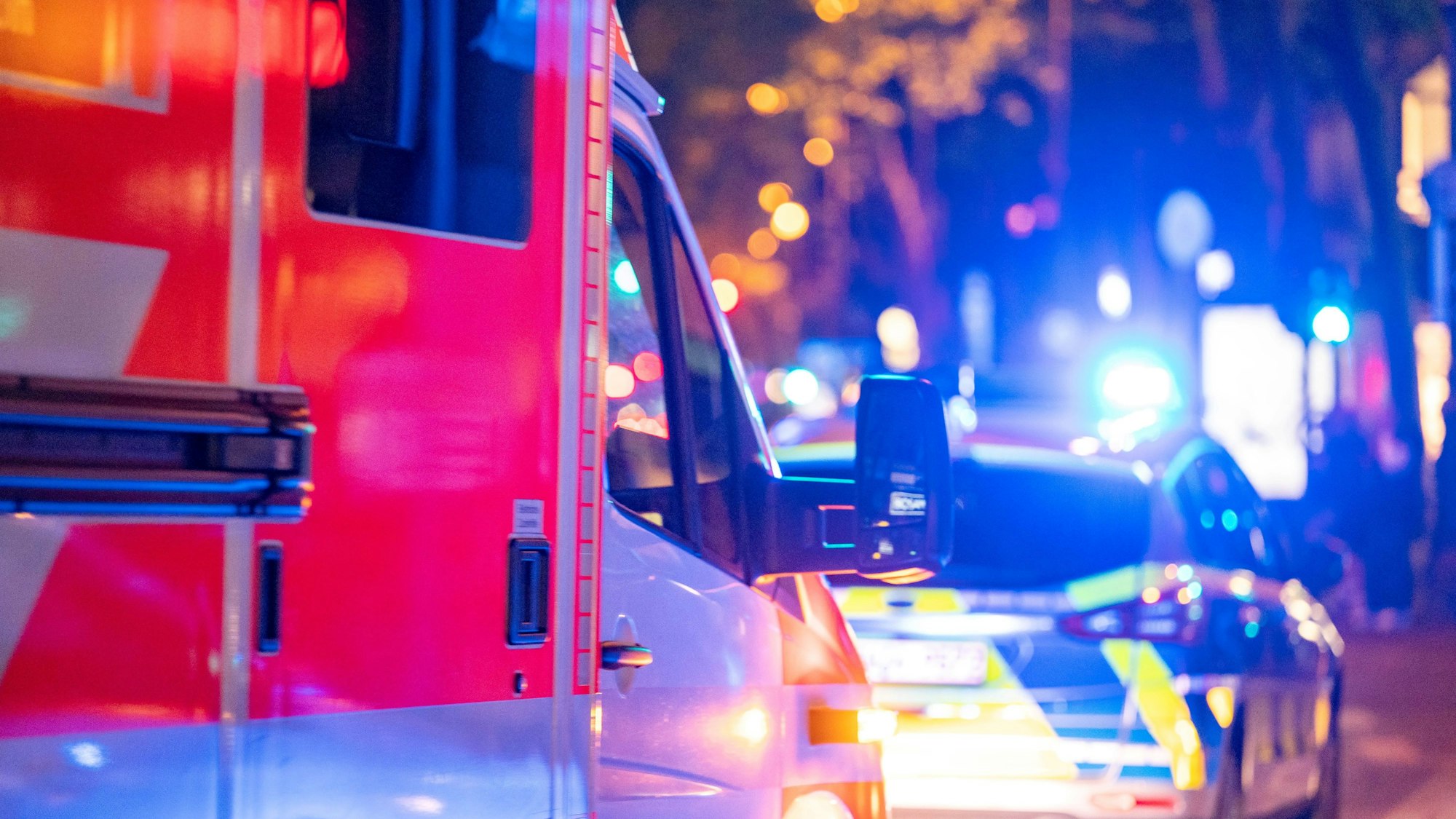 Rettungswagen und Polizeiauto auf den Kölner Ringen
