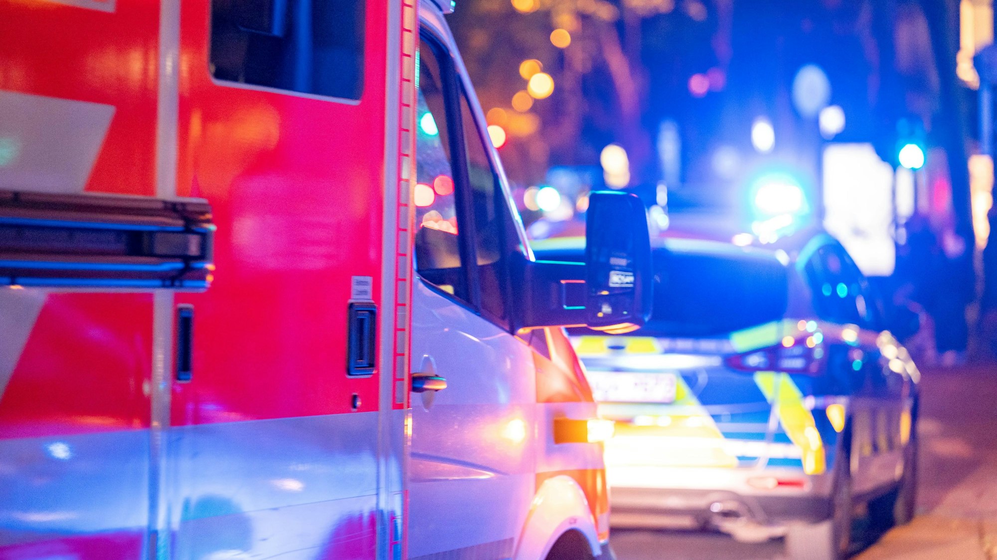 Rettungswagen und Polizeiauto