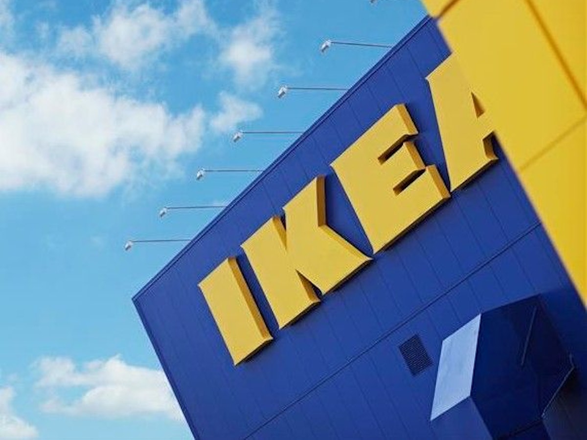 Ikea verändert nicht weniger als einen seiner ganz großen Klassiker. Unser Foto zeigt den Schriftzug an einer Ikea-Filiale.