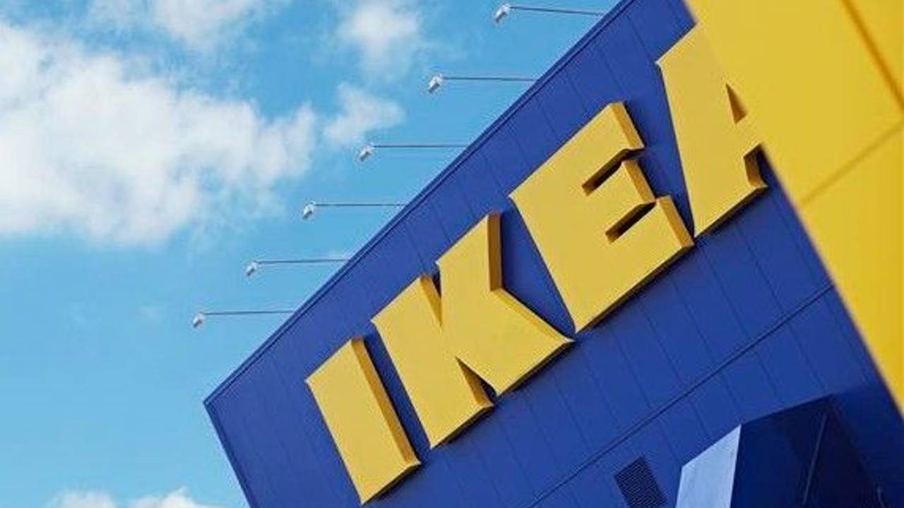 Ikea verändert nicht weniger als einen seiner ganz großen Klassiker. Unser Foto zeigt den Schriftzug an einer Ikea-Filiale.