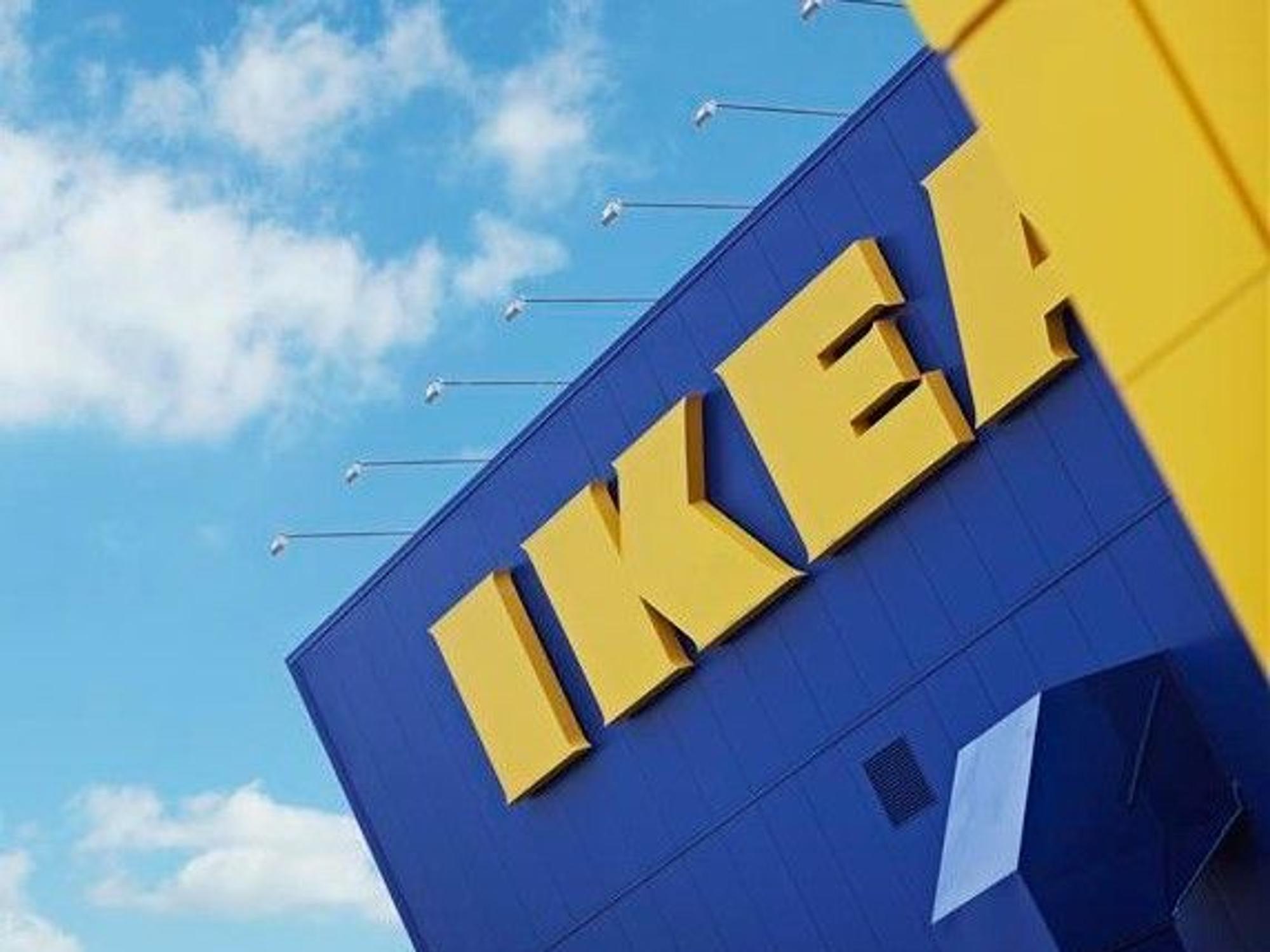 Ikea verändert nicht weniger als einen seiner ganz großen Klassiker. Unser Foto zeigt den Schriftzug an einer Ikea-Filiale.