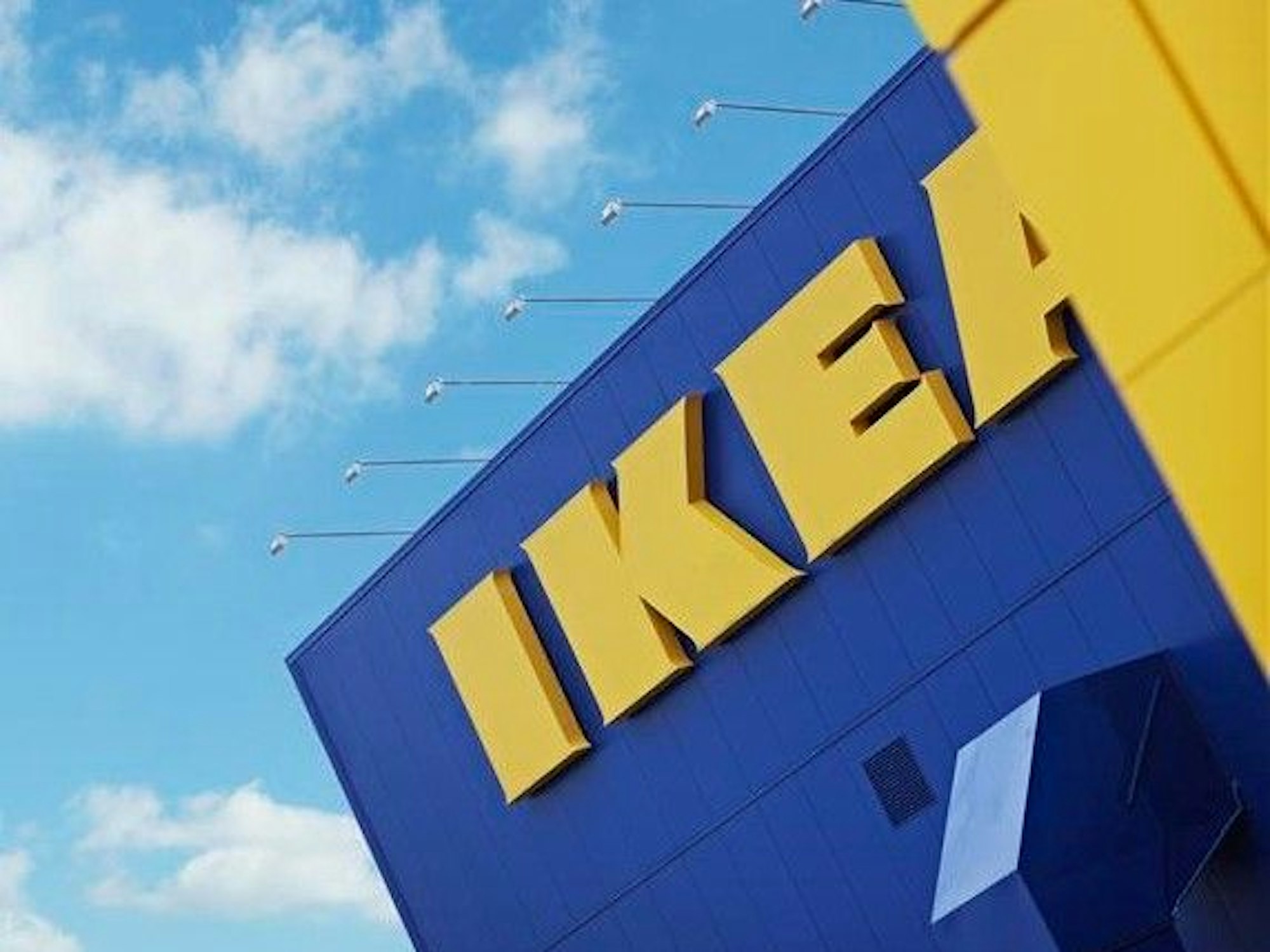 Ikea verändert nicht weniger als einen seiner ganz großen Klassiker. Unser Foto zeigt den Schriftzug an einer Ikea-Filiale.