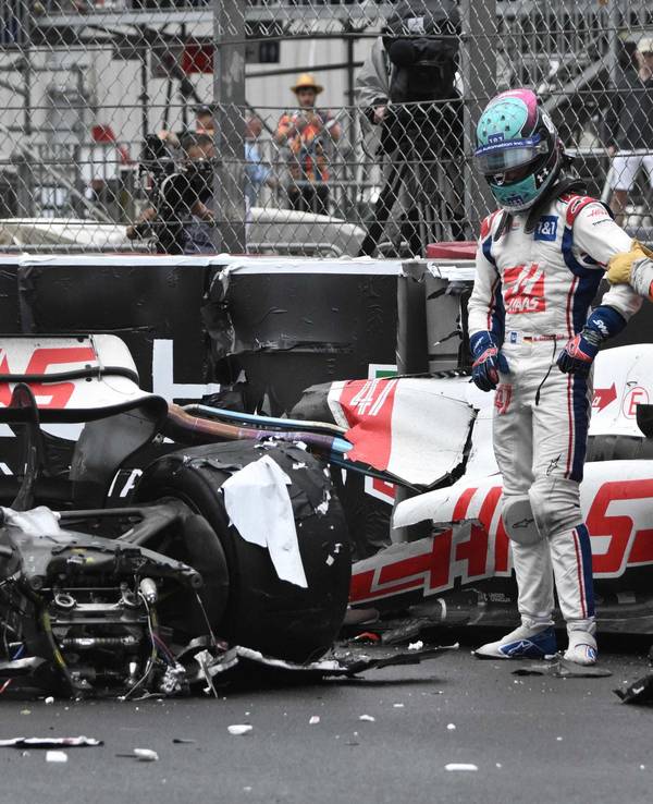 Noch völlig geschockt - Mick Schumacher vor seinem kaputten Haas-Rennwagen.