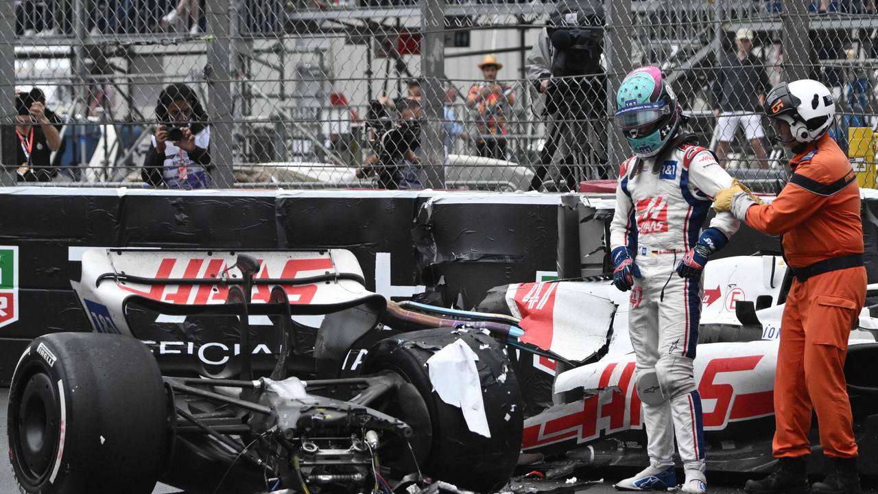 Noch völlig geschockt - Mick Schumacher vor seinem kaputten Haas-Rennwagen.