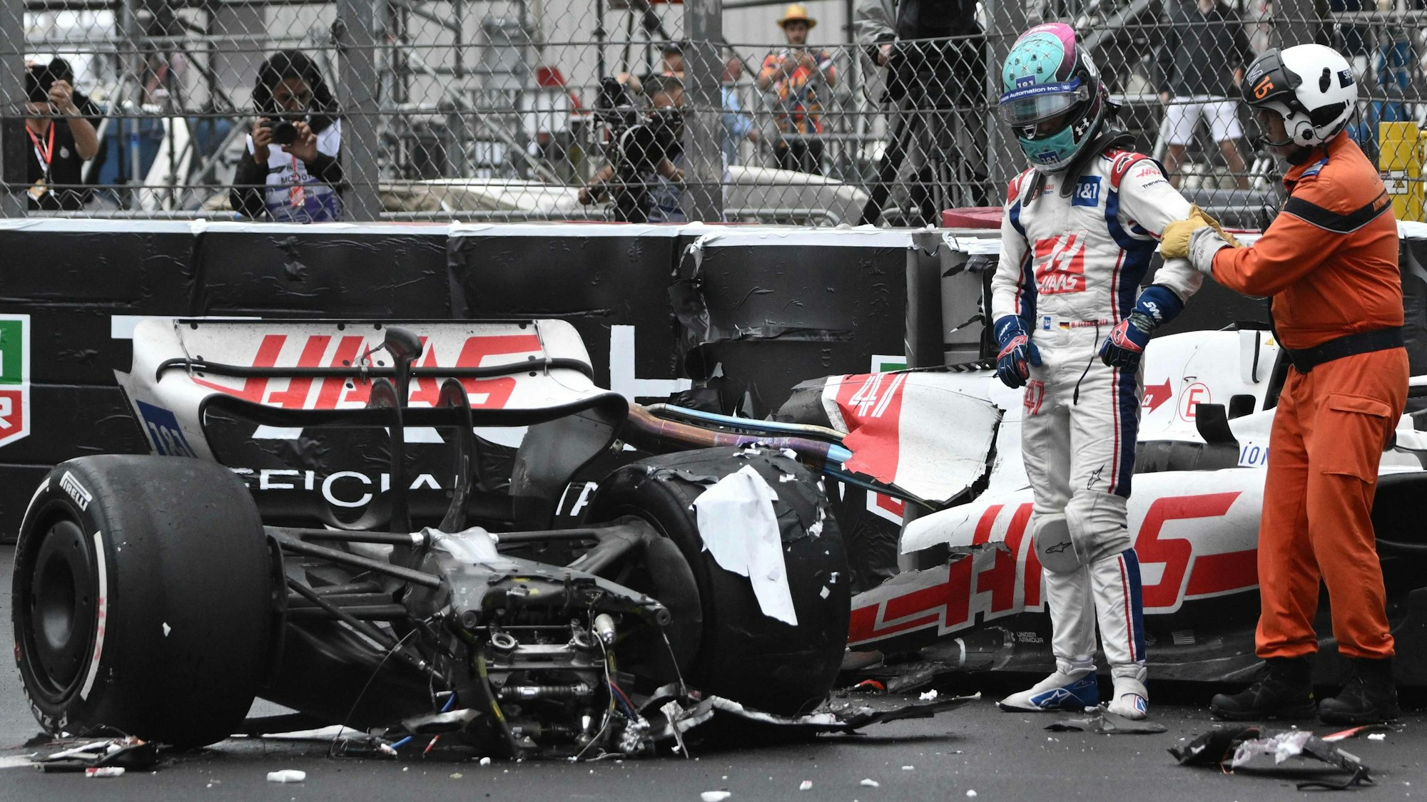 Noch völlig geschockt - Mick Schumacher vor seinem kaputten Haas-Rennwagen.