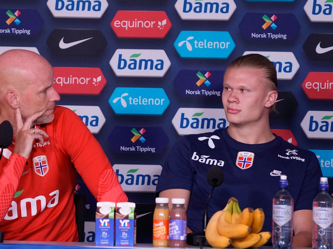 Norwegens Stale Solbakken (l) und Erling Braut Haaland bei einer Pressekonferenz vor dem Training der Nationalmannschaft im Ullevaal-Stadion.