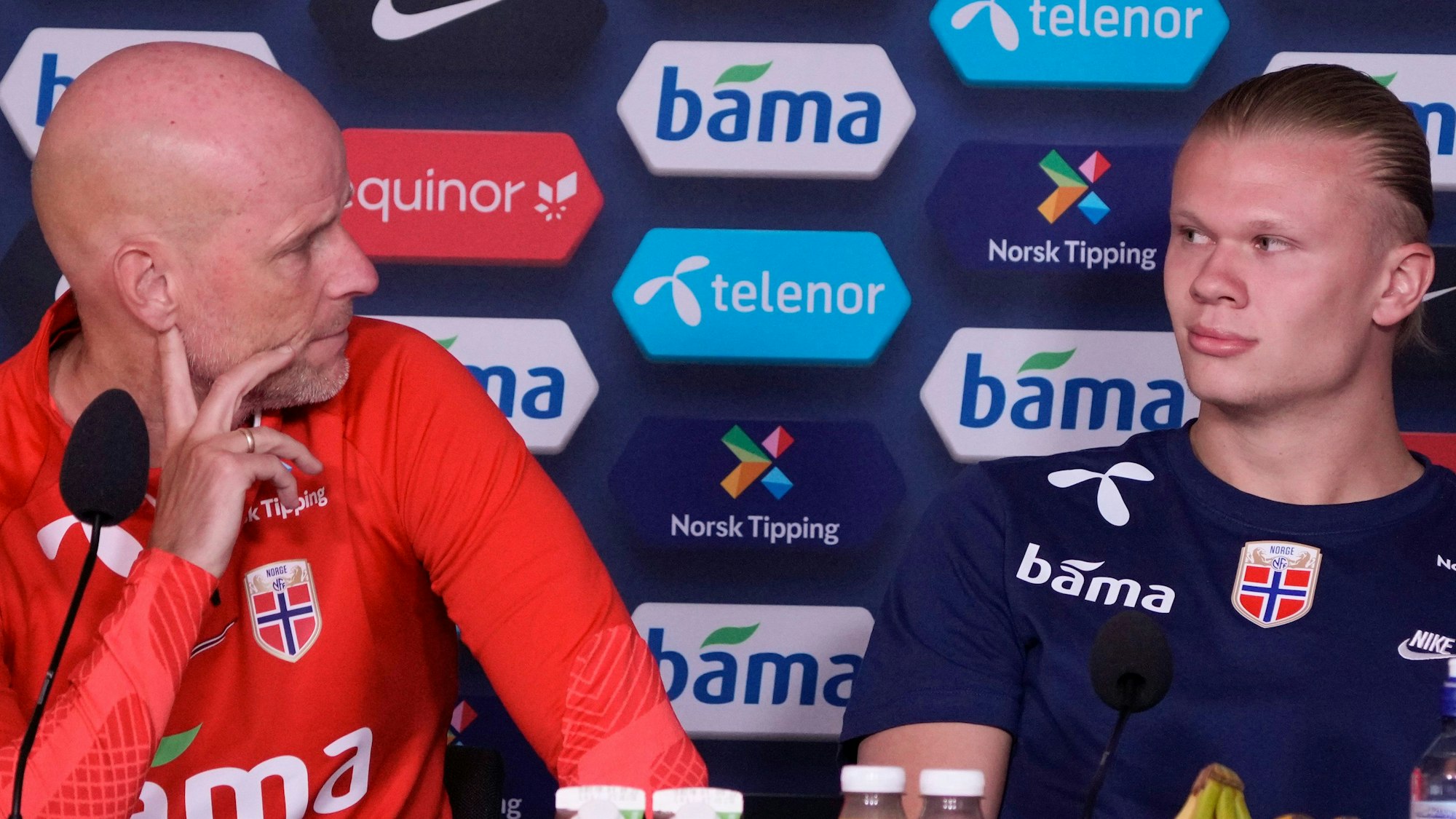 Norwegens Stale Solbakken (l) und Erling Braut Haaland bei einer Pressekonferenz vor dem Training der Nationalmannschaft im Ullevaal-Stadion.