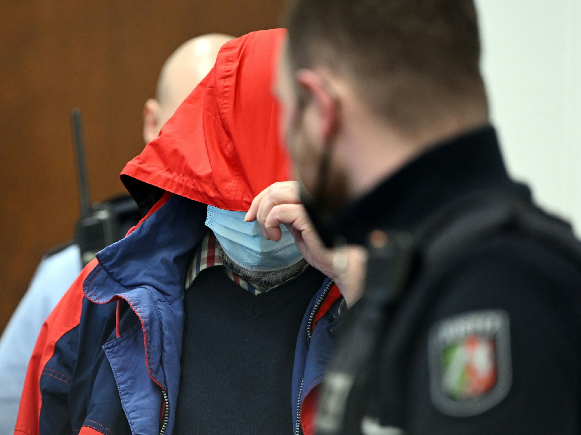 Der angeklagte katholische Priester wird in den Gerichtssaal geführt.