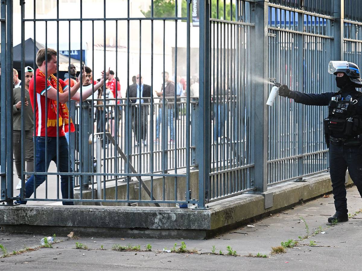 Szenen rund um das Stadion: Ein Polizist sprüht Tränengas.