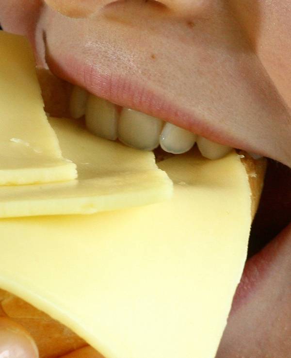 Großer Rückruf: Diverse Käse-Sorten der Käserei Wilhelm Mack sind mit gefährlichen Bakterien verseucht. Unser Symbolbild wurde 2007 gemacht und zeigt eine Person, die in ein Käsebrötchen beißt.