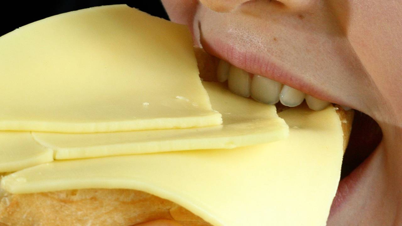 Großer Rückruf: Diverse Käse-Sorten der Käserei Wilhelm Mack sind mit gefährlichen Bakterien verseucht. Unser Symbolbild wurde 2007 gemacht und zeigt eine Person, die in ein Käsebrötchen beißt.