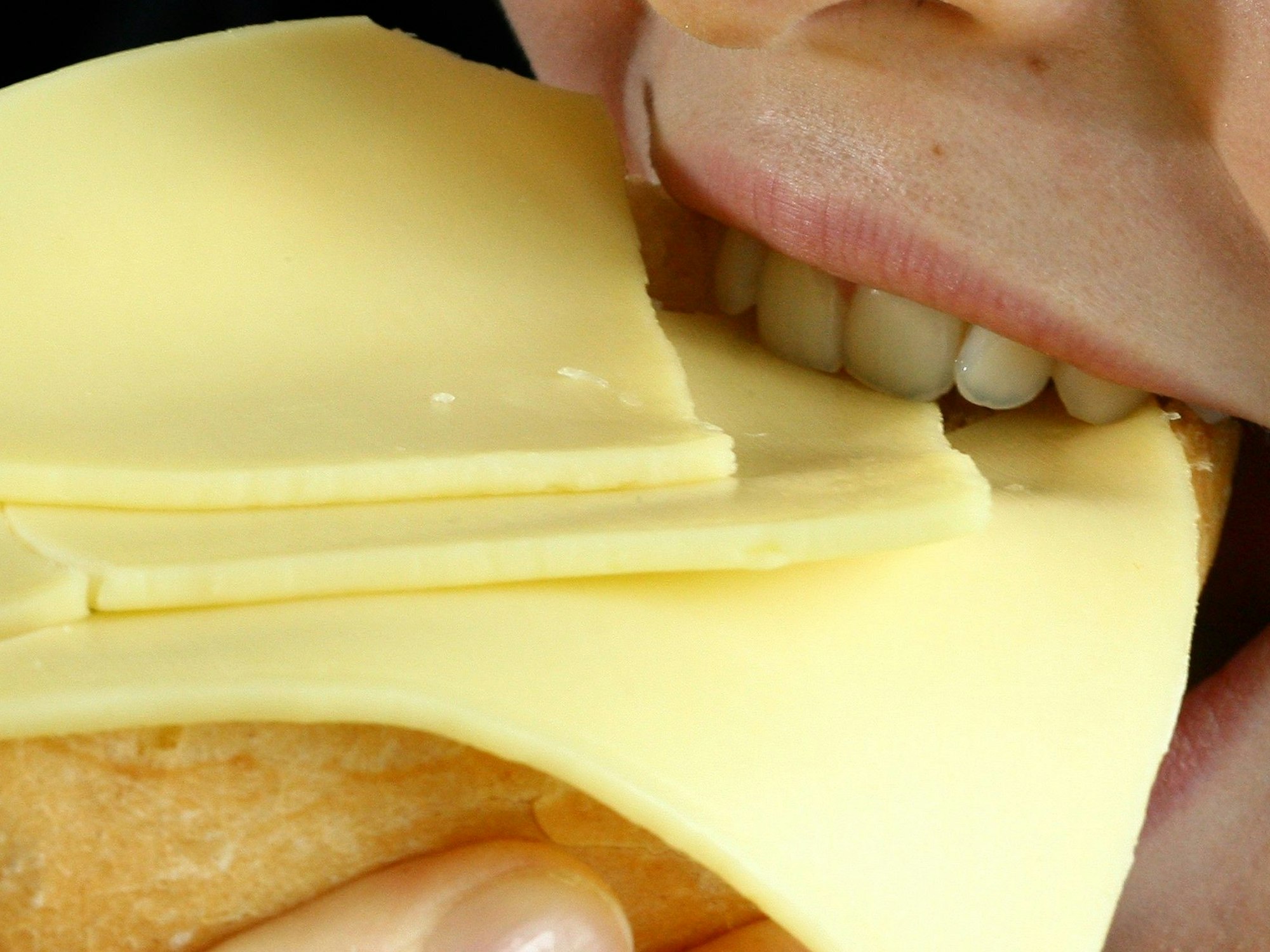Großer Rückruf: Diverse Käse-Sorten der Käserei Wilhelm Mack sind mit gefährlichen Bakterien verseucht. Unser Symbolbild wurde 2007 gemacht und zeigt eine Person, die in ein Käsebrötchen beißt.