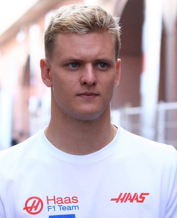Mick Schumacher geht nach seinem Crash im Rennen der Formel 1 in Monaco zerknirscht durch die Boxengasse