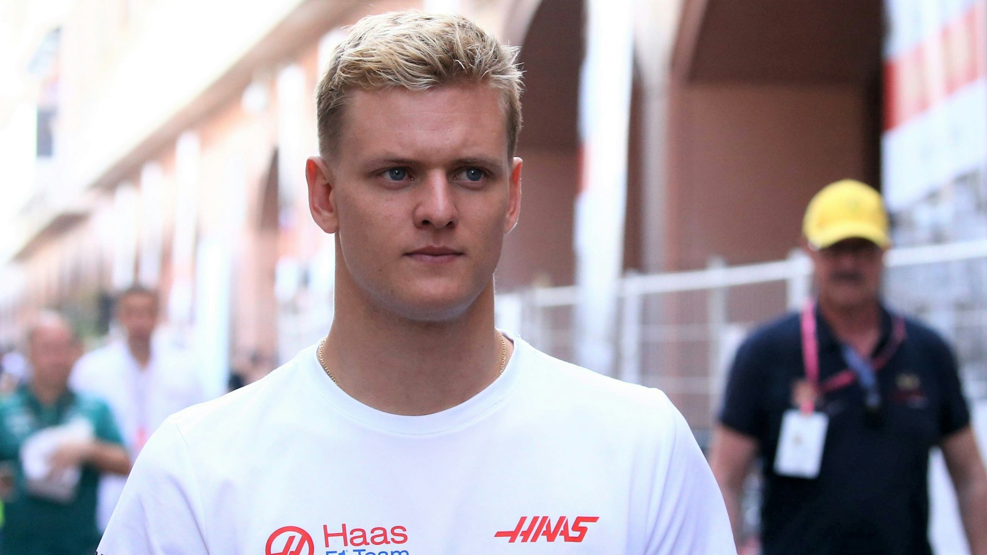 Mick Schumacher geht nach seinem Crash im Rennen der Formel 1 in Monaco zerknirscht durch die Boxengasse