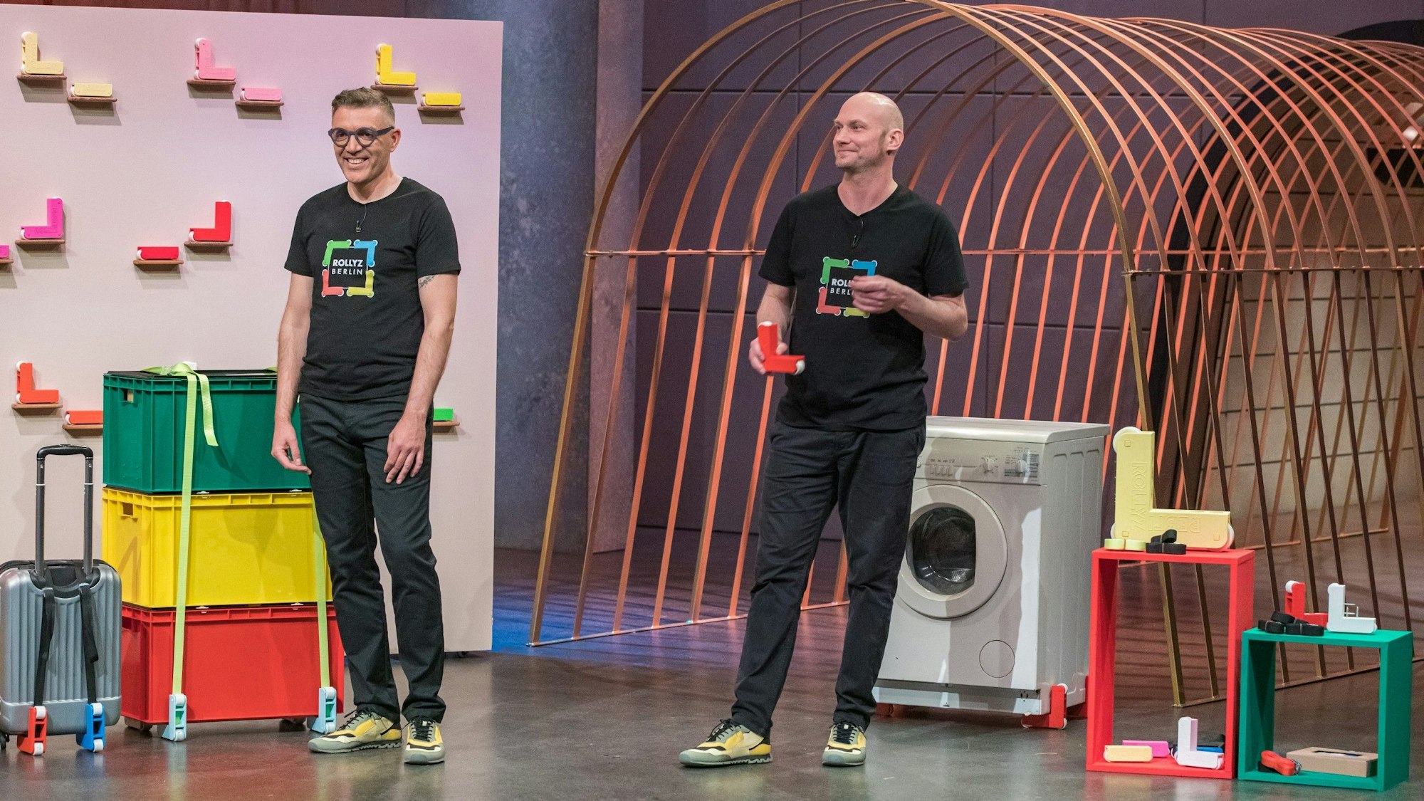 Zwei Mann und eine heftig schwere Waschmaschine: Geza Lakatos (links) und Jan Nordhoff wollen das Transportieren von Lasten einfacher machen.