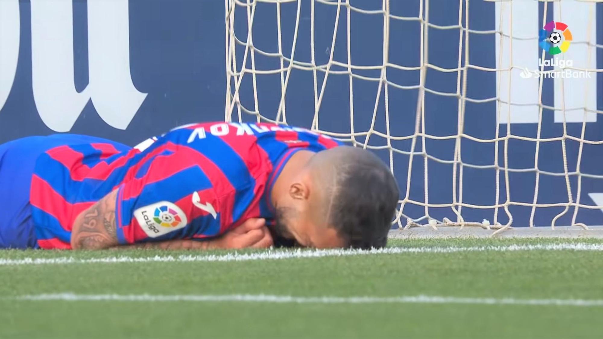Offensiv-Spieler Stoichkov von der SD Eibar liegt nach einer vergebenen Torchance enttäuscht auf dem Rasen.