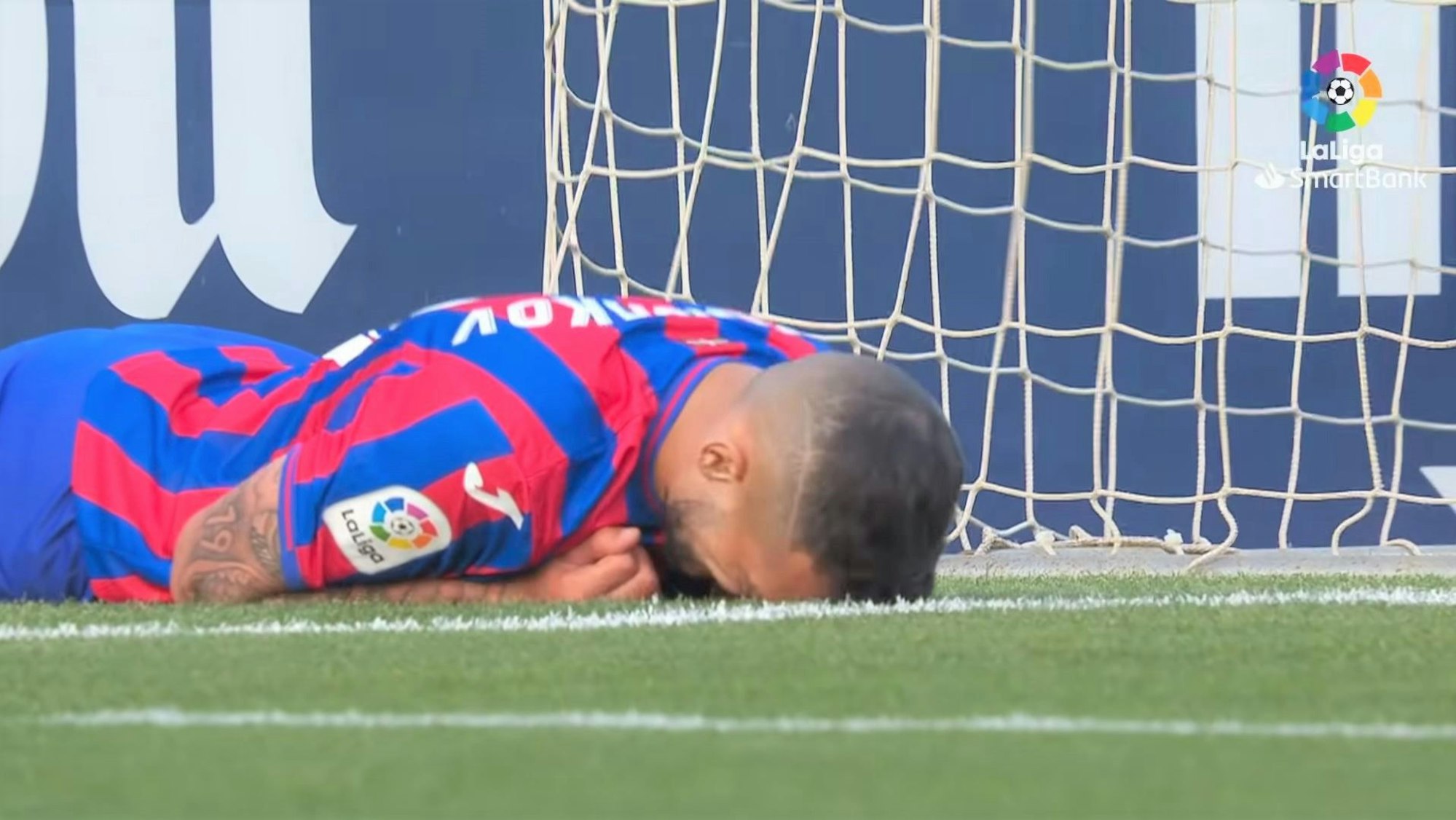 Offensiv-Spieler Stoichkov von der SD Eibar liegt nach einer vergebenen Torchance enttäuscht auf dem Rasen.