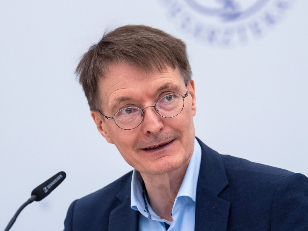 Bundesgesundheitsminister Karl Lauterbach (SPD), hier bei einer Pressekonferenz zum Thema Affenpocken, die am Rande des Ärztetages am 24. Mai 2022 in Bremen stattfand, hat 40 000 Dosen Impfstoff bestellt.