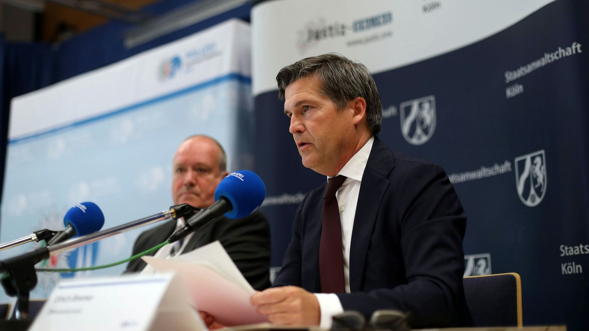 Staatsanwalt Ulrich Bremer sitzt bei einer Pressekonferenz und stellt Ermittlungsergebnsse vor.