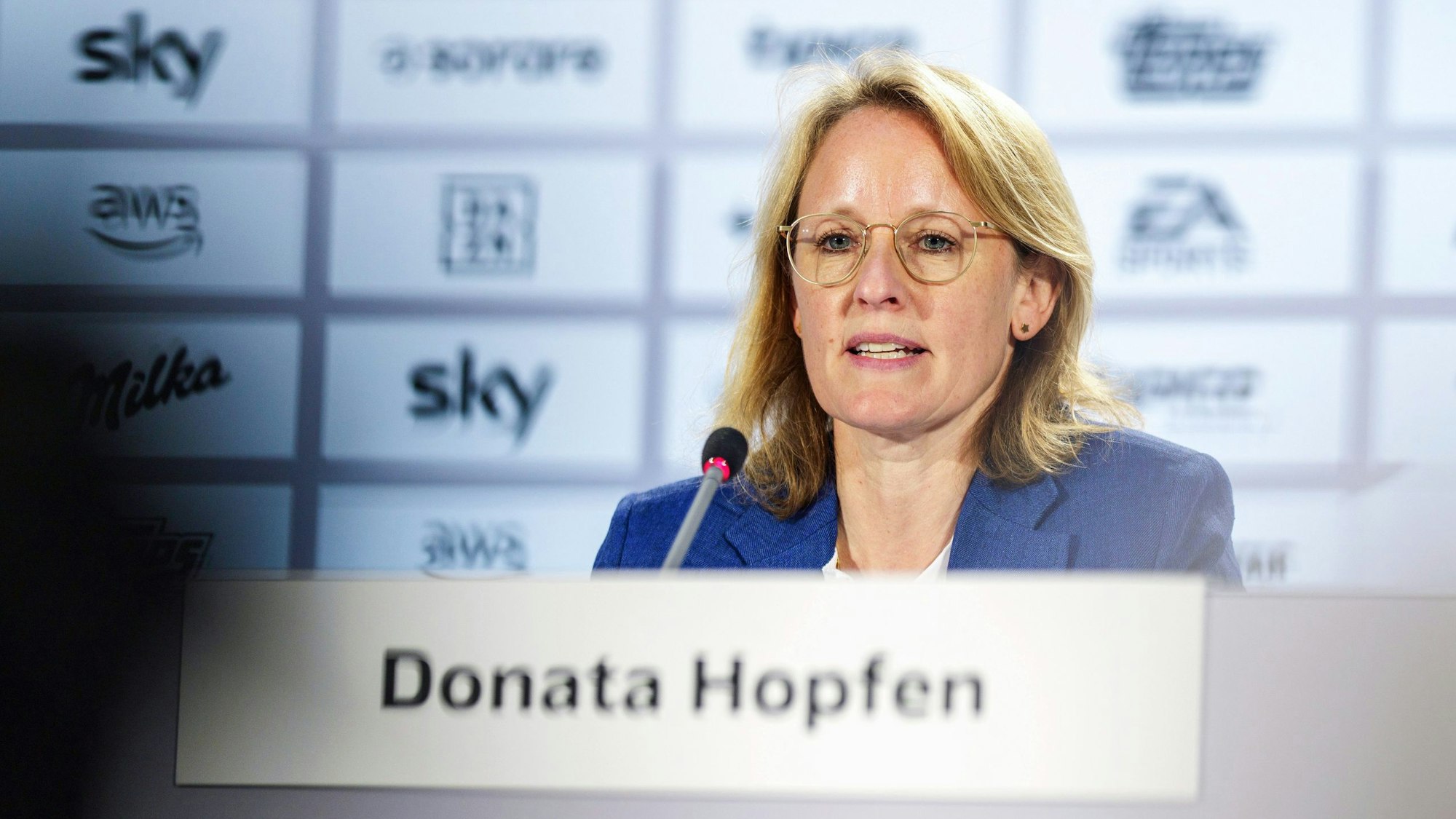 Donata Hopfen bei einer Pressekonferenz im Wiesbadener Kongress-Zentrum.