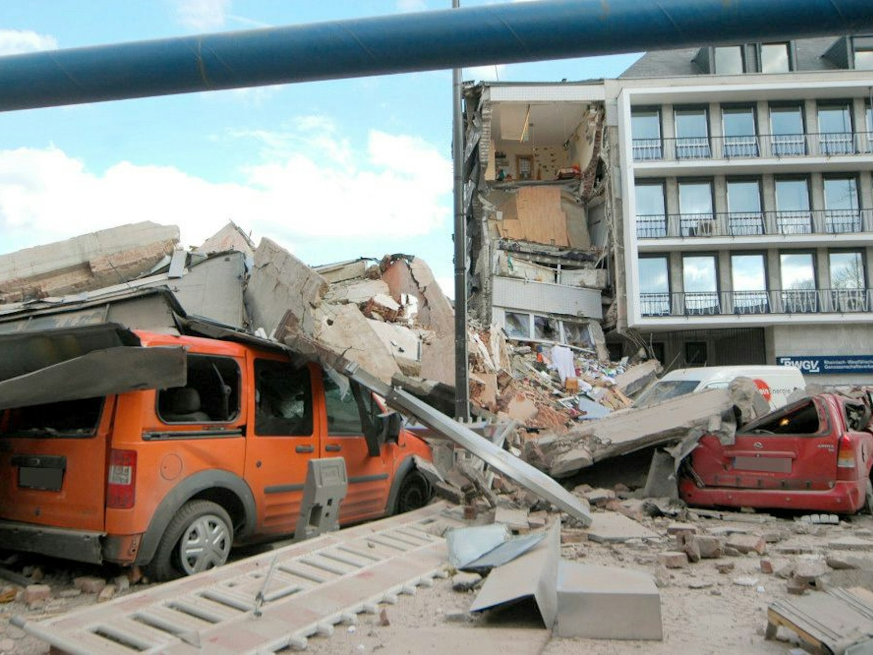 Trümmer und beschädigte Autos nach dem Einsturz des Kölner Stadtarchivs.