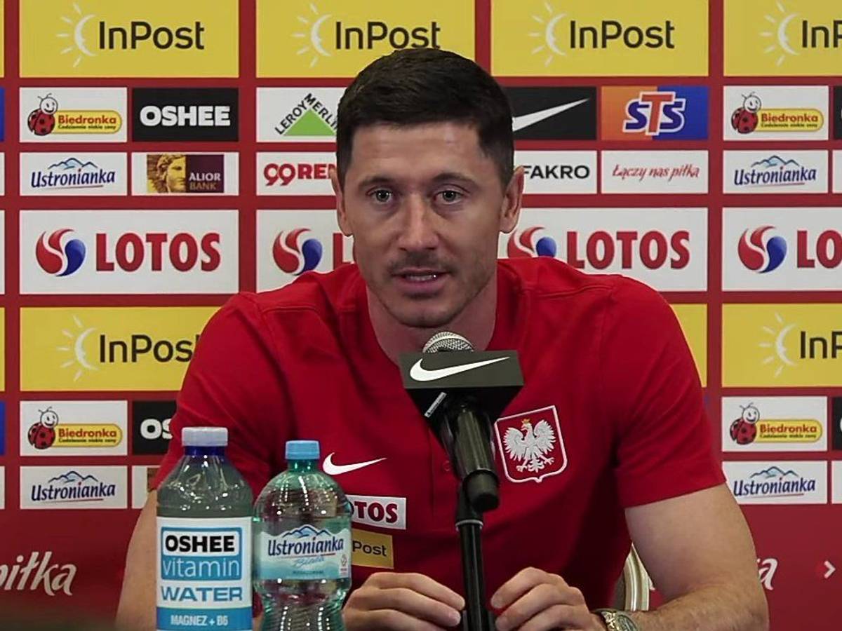 Bayern-Stürmer Robert Lewandowski gibt eine Pressekonferenz.
