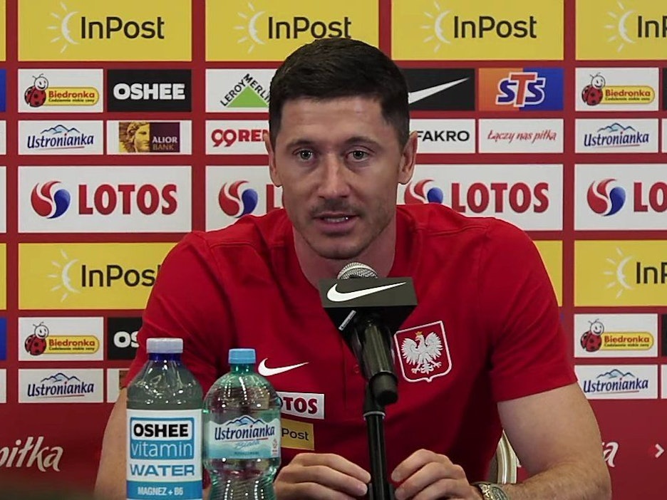 Bayern-Stürmer Robert Lewandowski gibt eine Pressekonferenz.