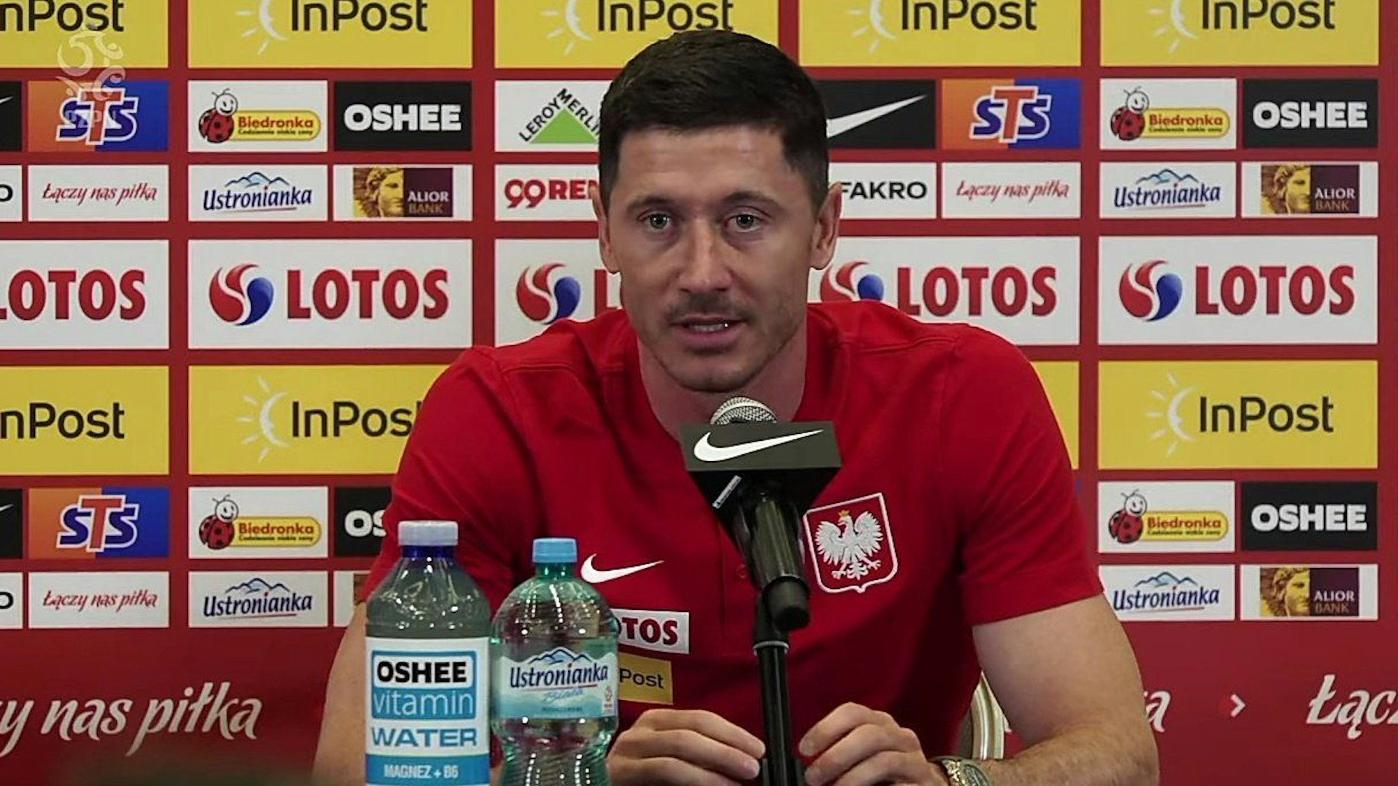 Bayern-Stürmer Robert Lewandowski gibt eine Pressekonferenz.