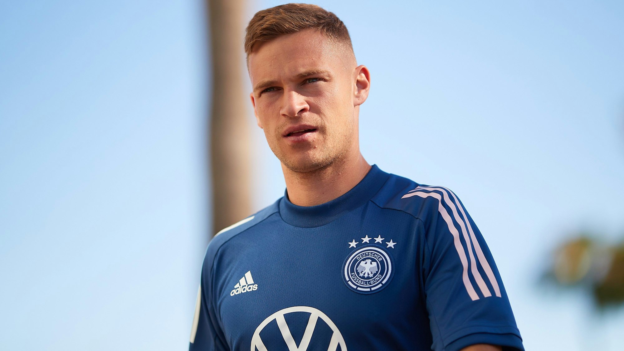 Nationalspieler Joshua Kimmich kommt auf den Trainingsplatz.