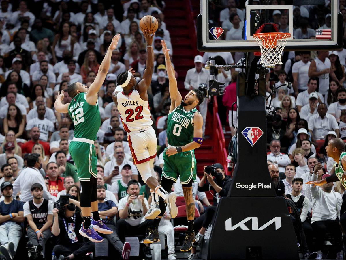 Jimmy Butler geht (m.) hoch zum Korb, Grant Williams (l.) und Jayson Tatum (r.) versuchen ihn davon abzuhalten. Das Spiel sieben zwischen den Boston Celtics und Miami Heat am 29. Mai 2022 gewann Boston.
