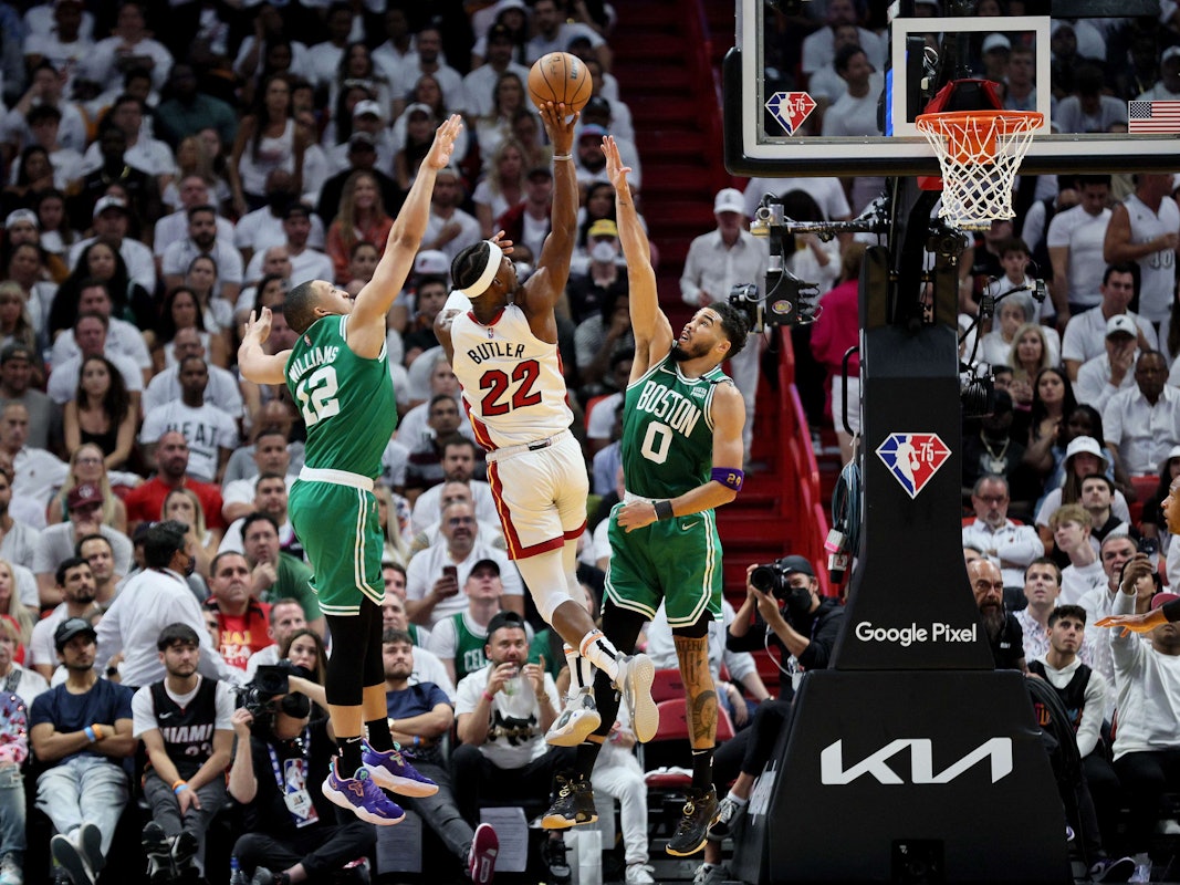 Jimmy Butler geht (m.) hoch zum Korb, Grant Williams (l.) und Jayson Tatum (r.) versuchen ihn davon abzuhalten. Das Spiel sieben zwischen den Boston Celtics und Miami Heat am 29. Mai 2022 gewann Boston.