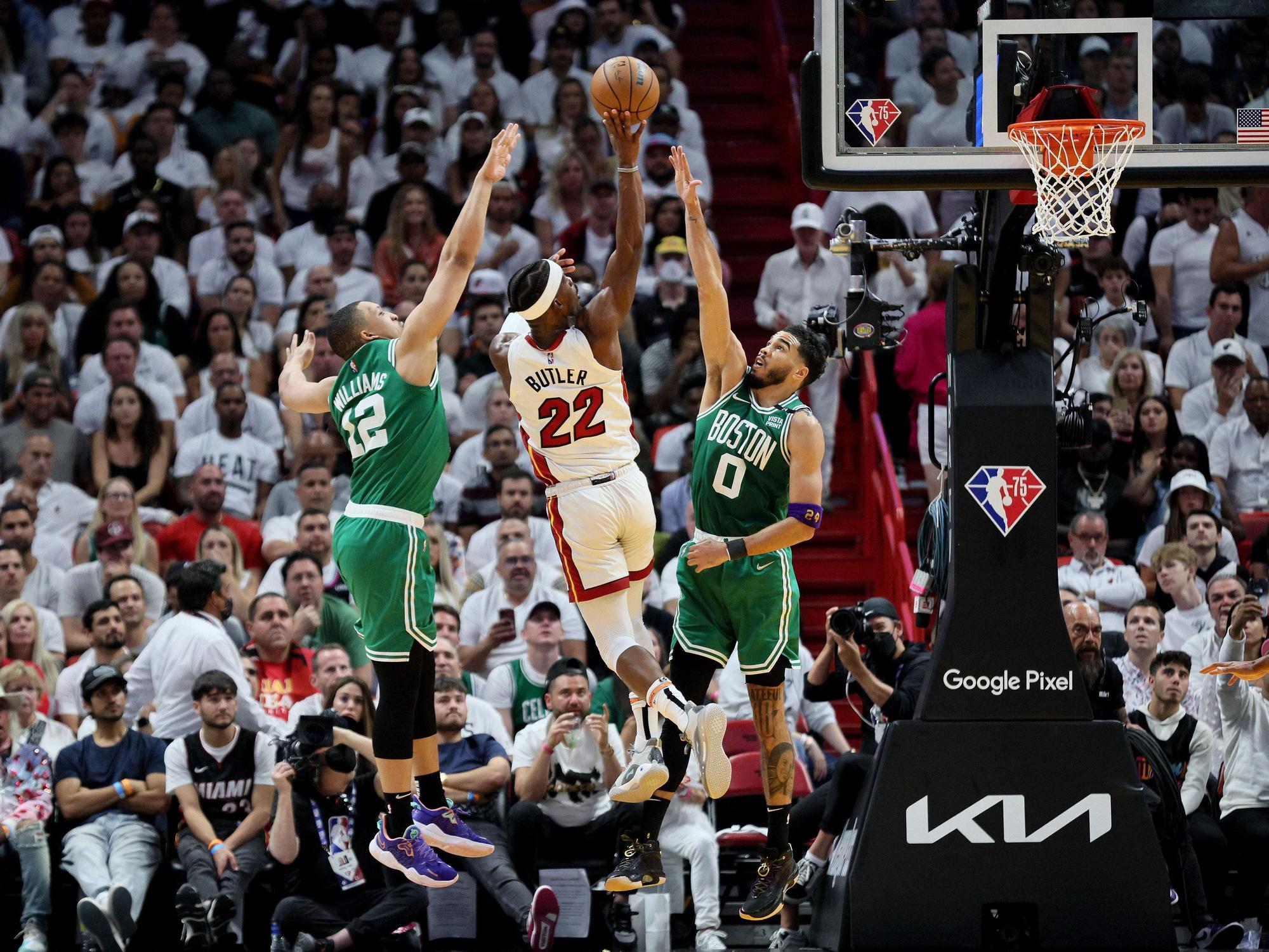 Jimmy Butler geht (m.) hoch zum Korb, Grant Williams (l.) und Jayson Tatum (r.) versuchen ihn davon abzuhalten. Das Spiel sieben zwischen den Boston Celtics und Miami Heat am 29. Mai 2022 gewann Boston.