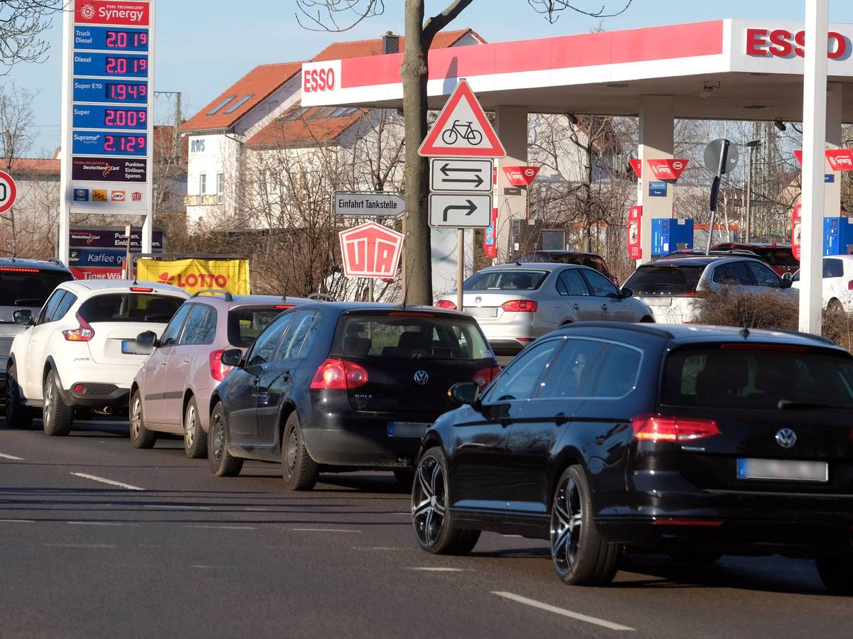 Schlange an Tankstelle: Ist der Tankrabatt wirklich ein Rabatt? Unser Symbolbild ist undatiert.