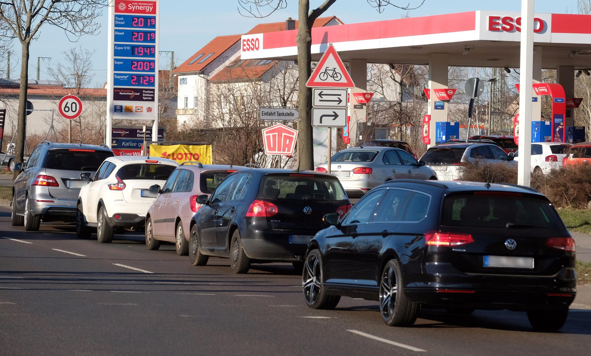 Schlange an Tankstelle: Ist der Tankrabatt wirklich ein Rabatt? Unser Symbolbild ist undatiert.