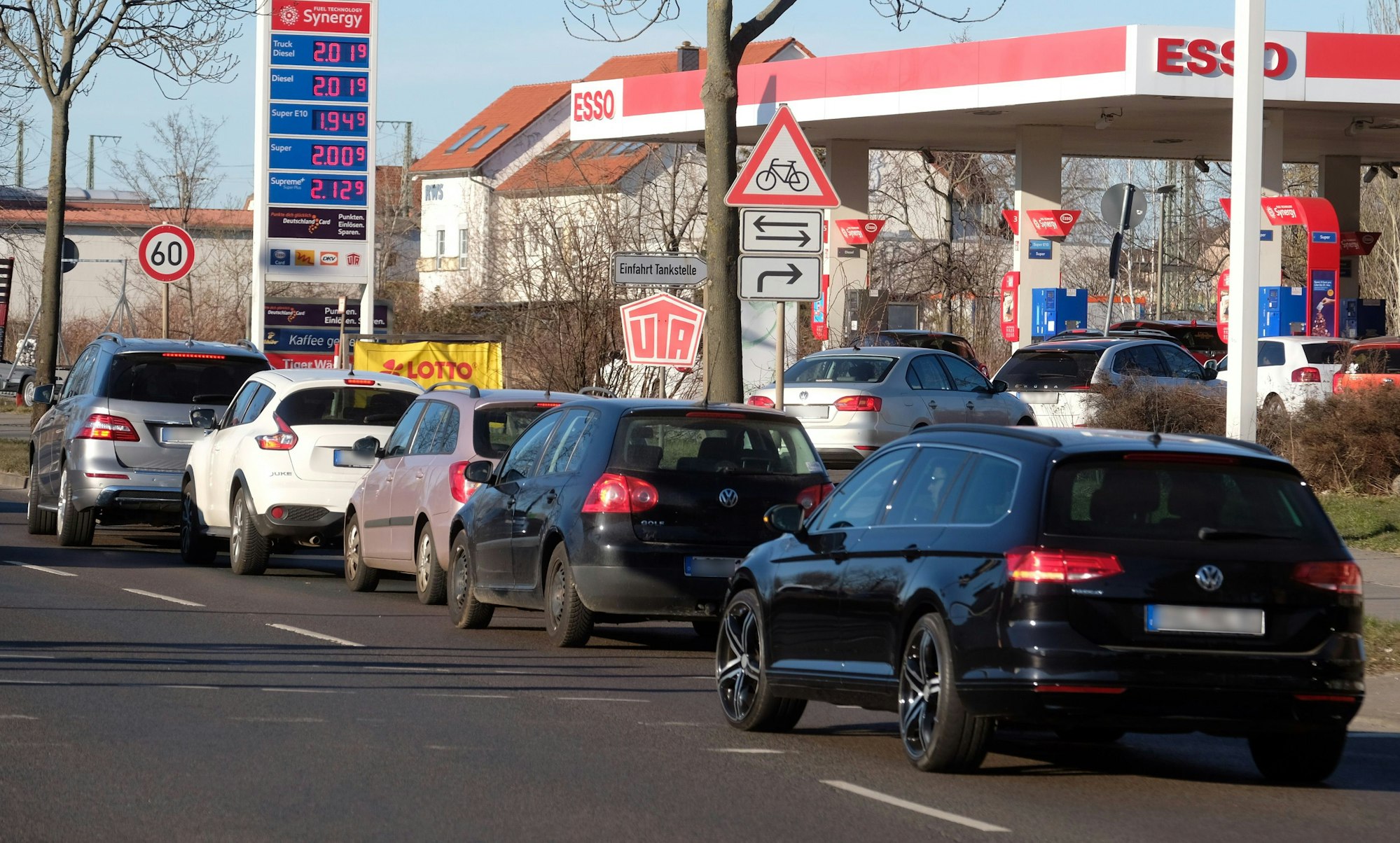 Schlange an Tankstelle: Ist der Tankrabatt wirklich ein Rabatt? Unser Symbolbild ist undatiert.