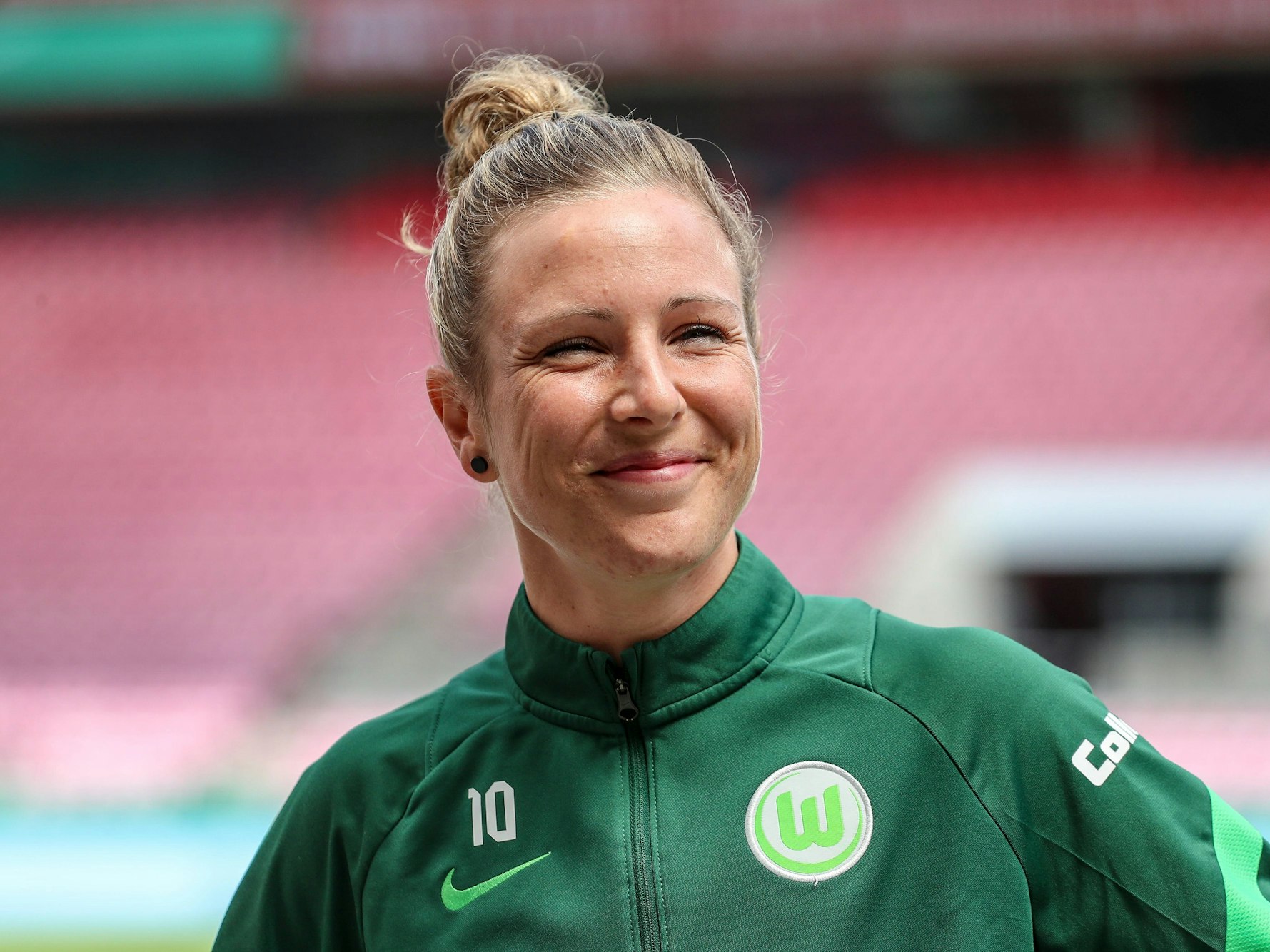 Die VfL-Spielerin Svenja Huth verkündet vor der anstehenden EM in England, dass sie ihre Freundin heiraten wird.