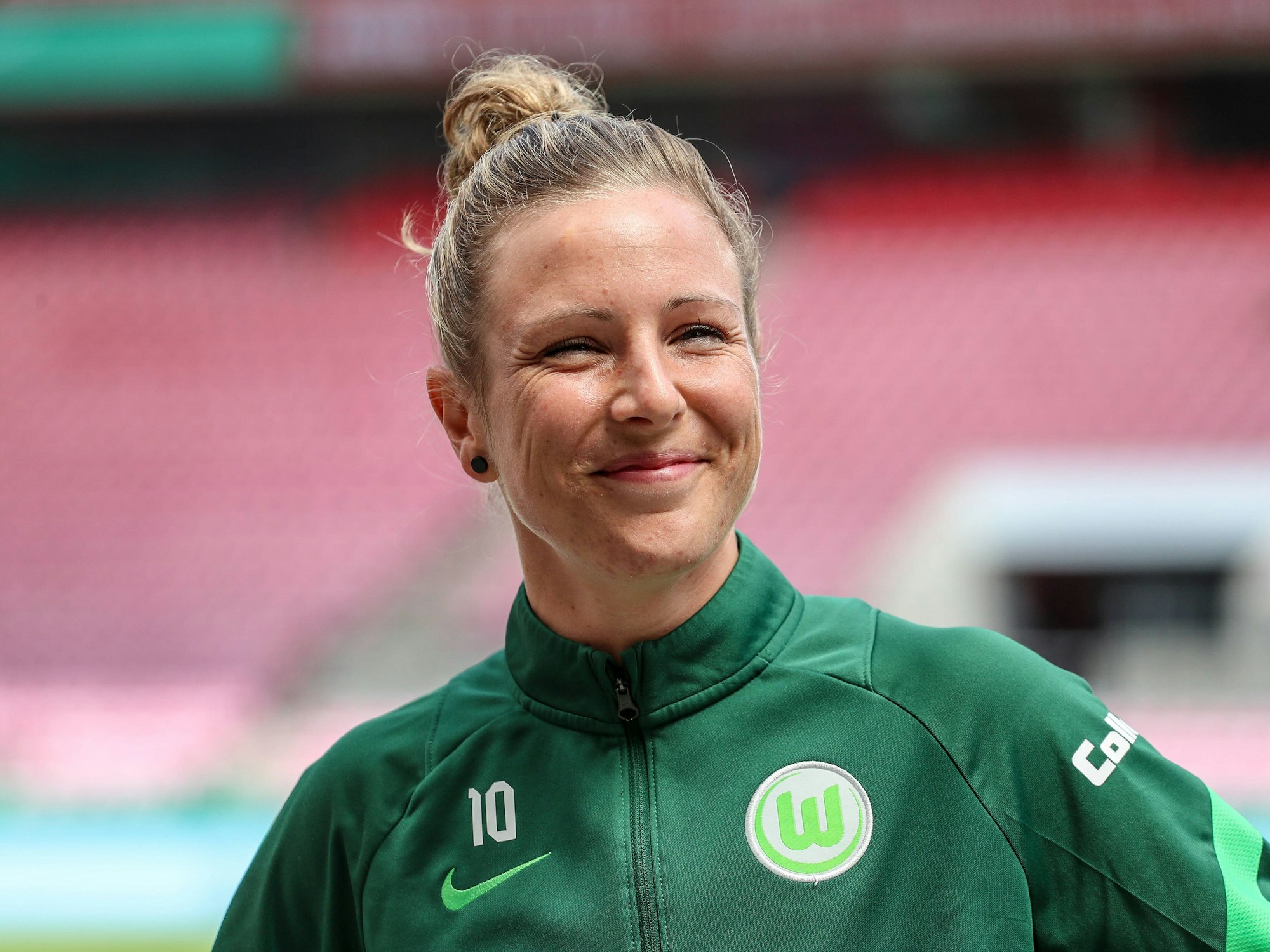 Die VfL-Spielerin Svenja Huth verkündet vor der anstehenden EM in England, dass sie ihre Freundin heiraten wird.