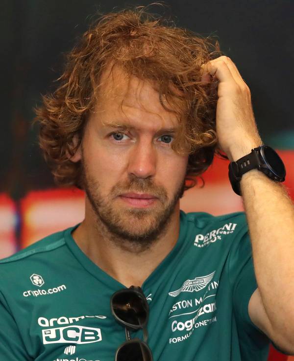 Der deutsche Aston-Martin-Pilot Sebastian Vettel während einer Pressekonferenz vor dem freien Training.
