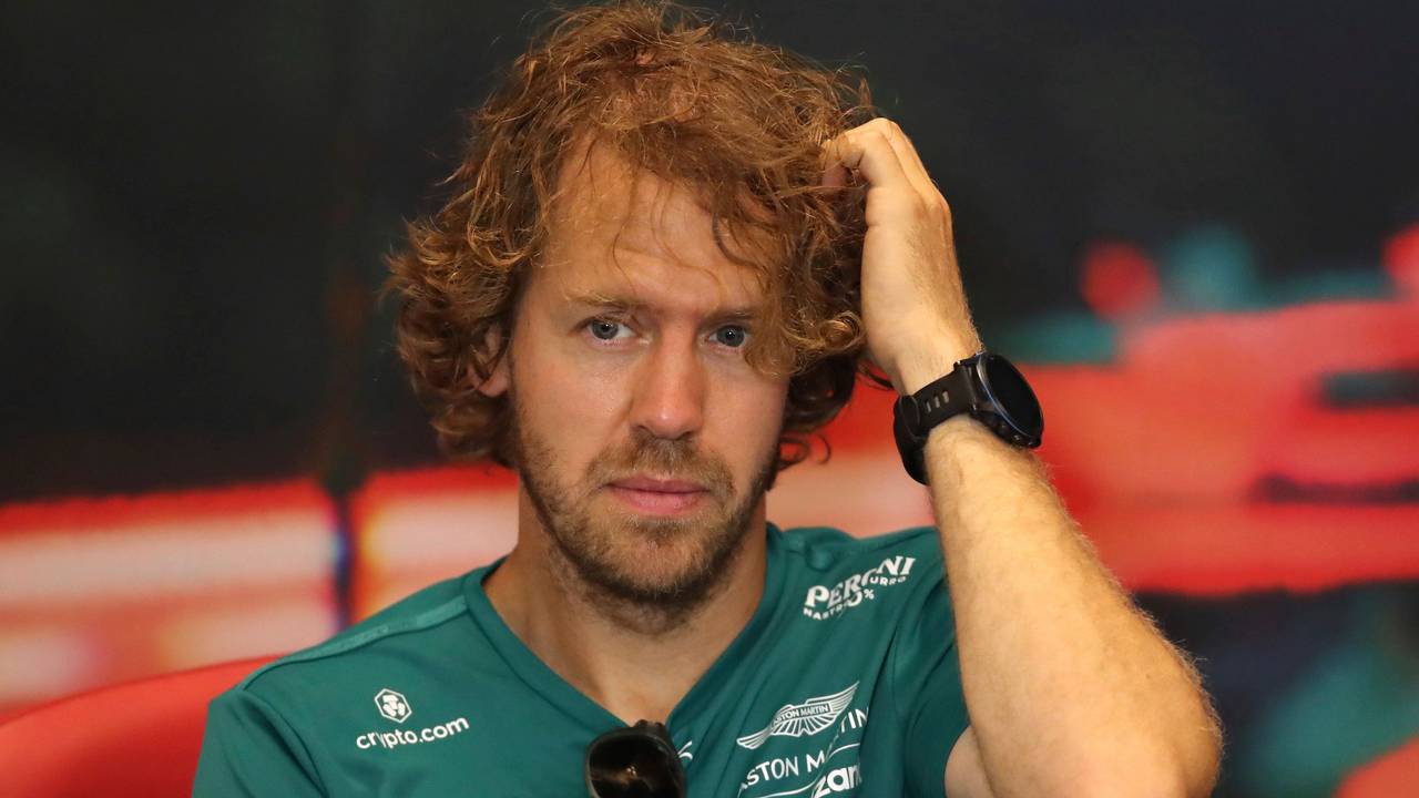 Der deutsche Aston-Martin-Pilot Sebastian Vettel während einer Pressekonferenz vor dem freien Training.