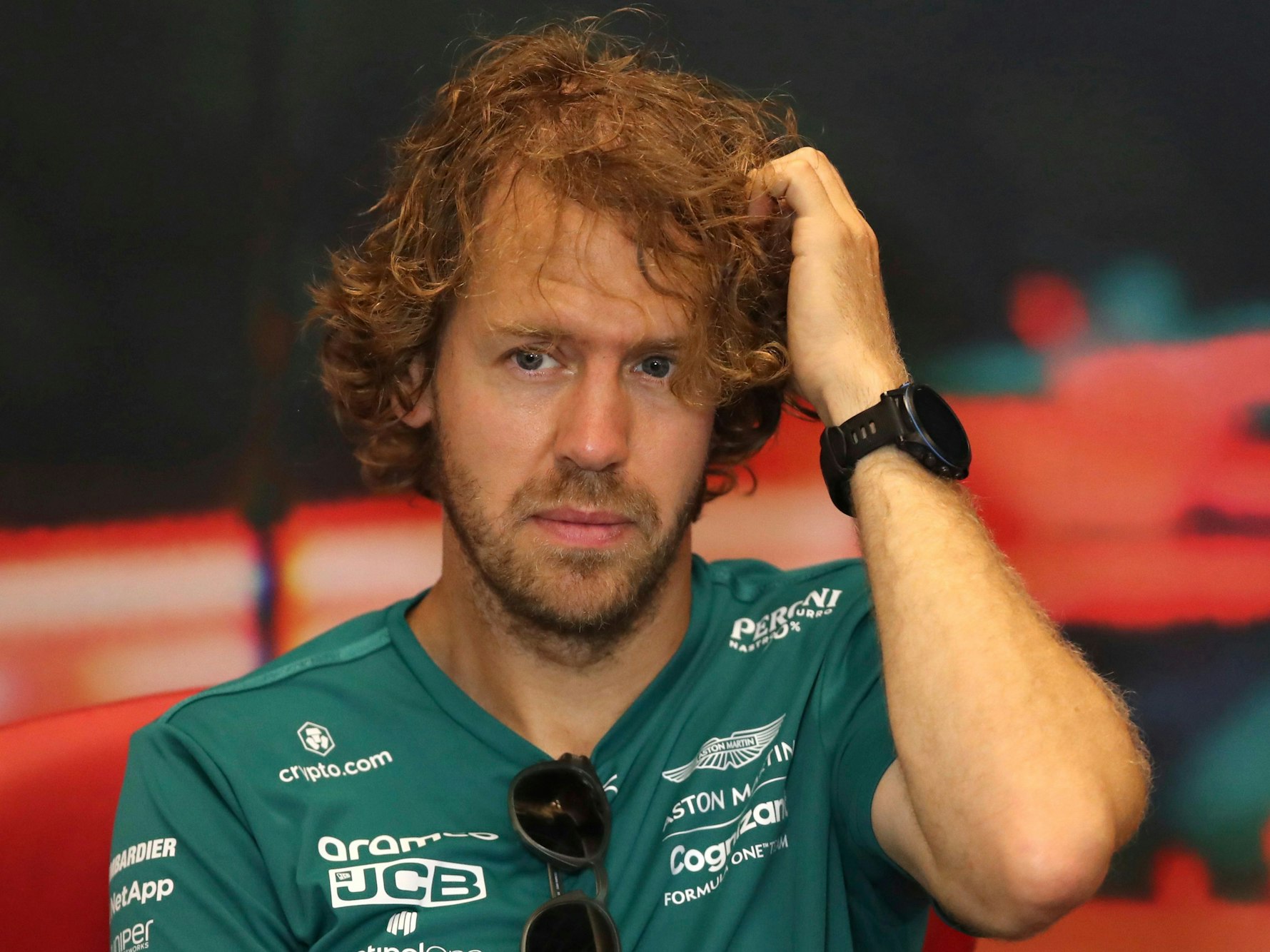 Der deutsche Aston-Martin-Pilot Sebastian Vettel während einer Pressekonferenz vor dem freien Training.