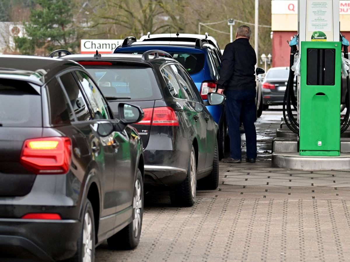 Deutsche Autofahrer betanken im Januar ihre Autos an einer Tankstelle in Lubieszyn, da die Kraftstoffpreise in Polen niedriger waren. Der Krieg in der Ukraine führt in Europa zu einer Energiekrise, der Chef der Internationalen Energieagentur (IEA) warnt vor einem Spritmangel im Sommer.