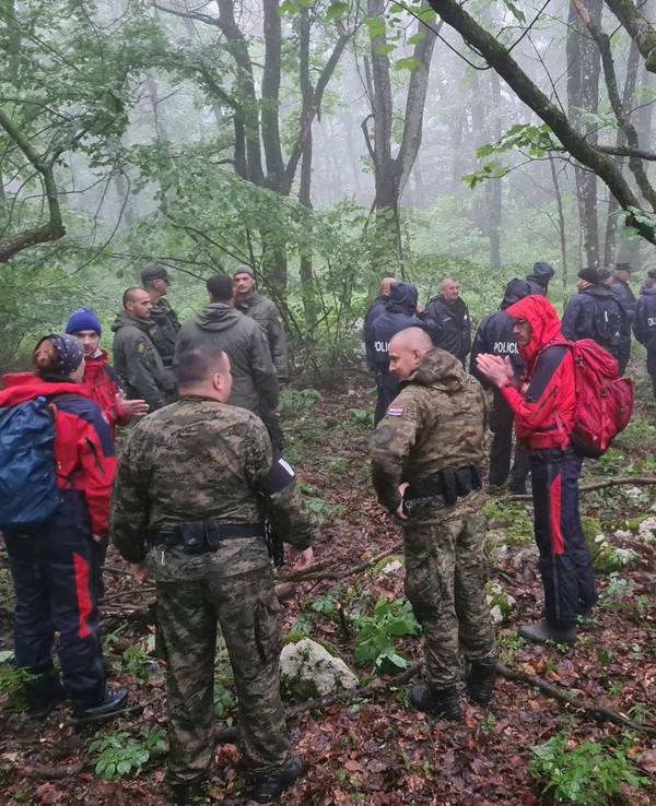 Polizei, Militärpolizei und Rettungspersonal bei der Suche nach einem vermissten Flugzeug in der Nähe von Grabovica.