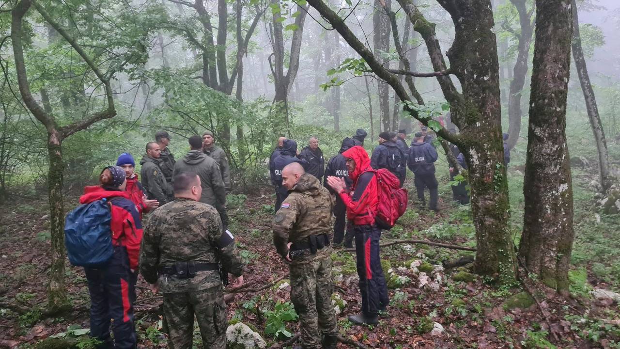 Polizei, Militärpolizei und Rettungspersonal bei der Suche nach einem vermissten Flugzeug in der Nähe von Grabovica.