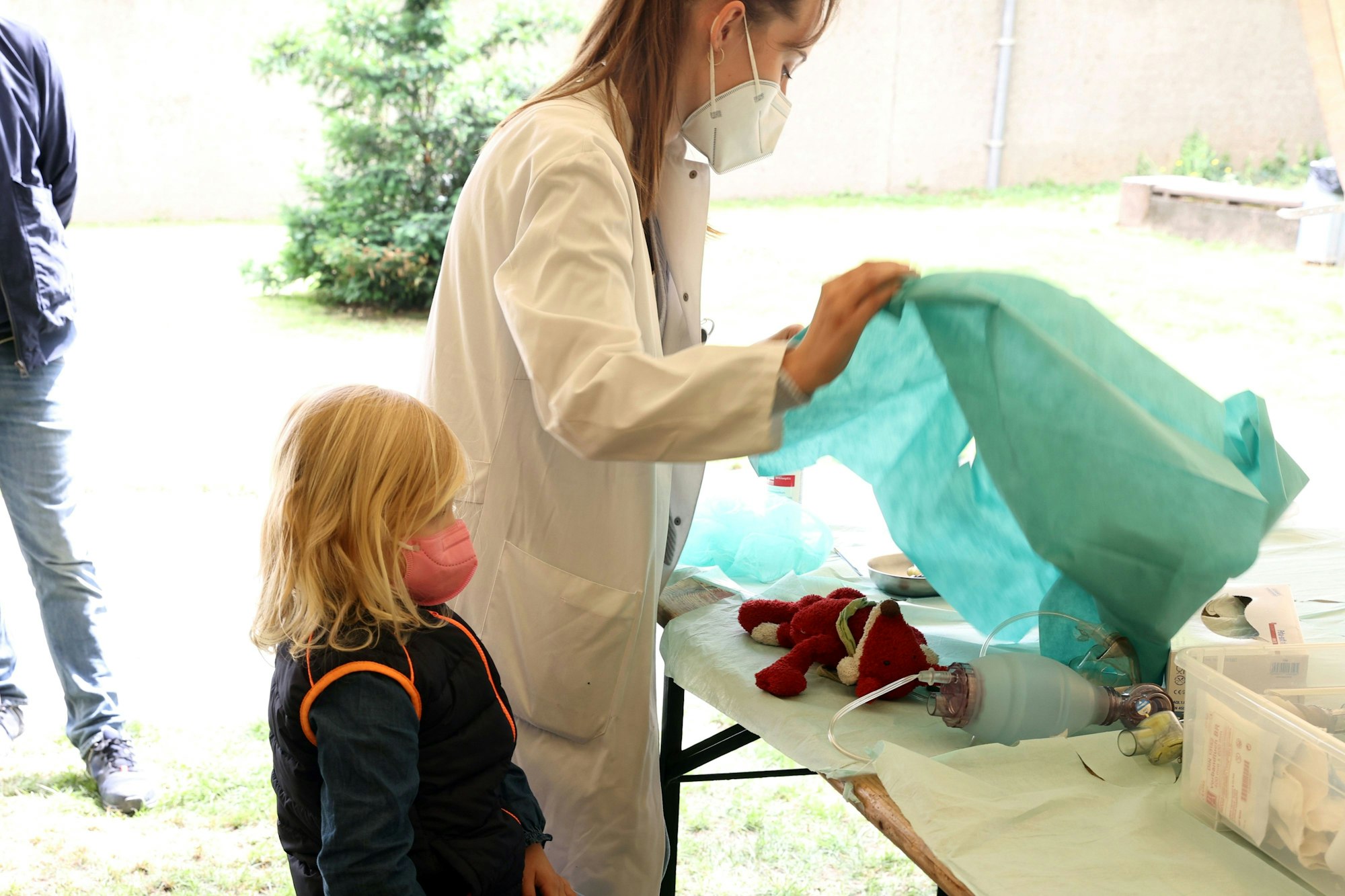 Marie mit Fuchs Ole im OP-Zelt des Teddybär-Krankenhauses